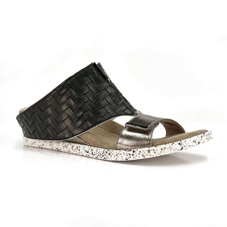 Reversable low wedge sandals white and black Estell Boutique