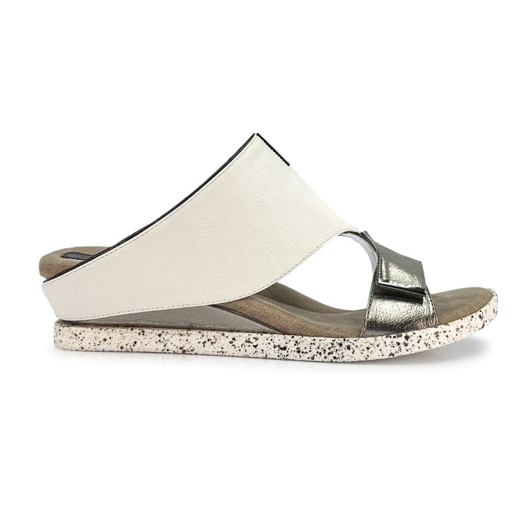 Reversable low wedge sandals, white and black