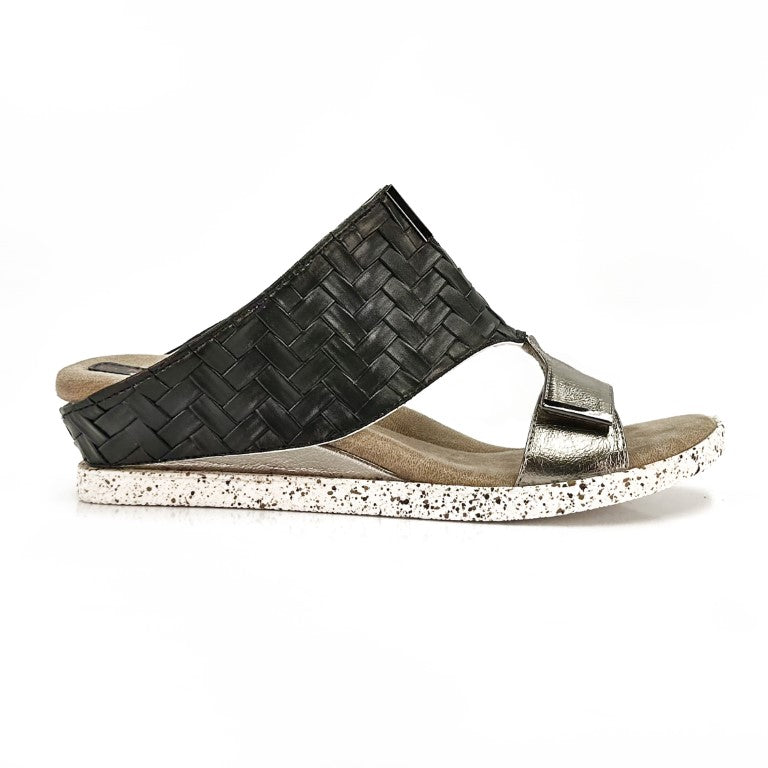 Reversable low wedge sandals, white and black